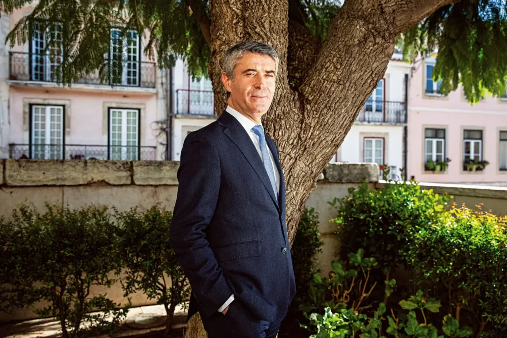 José Luis Carneiro num pátio na Assembleia da República