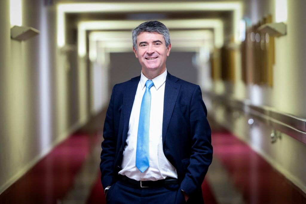 José Luís Carneiro - Foto Daniel Rocha - José Luís Carneiro José Luis Carneiro nos corredores do Parlamento, numa entrevista ao Público com o OE2025 como pano de fundo